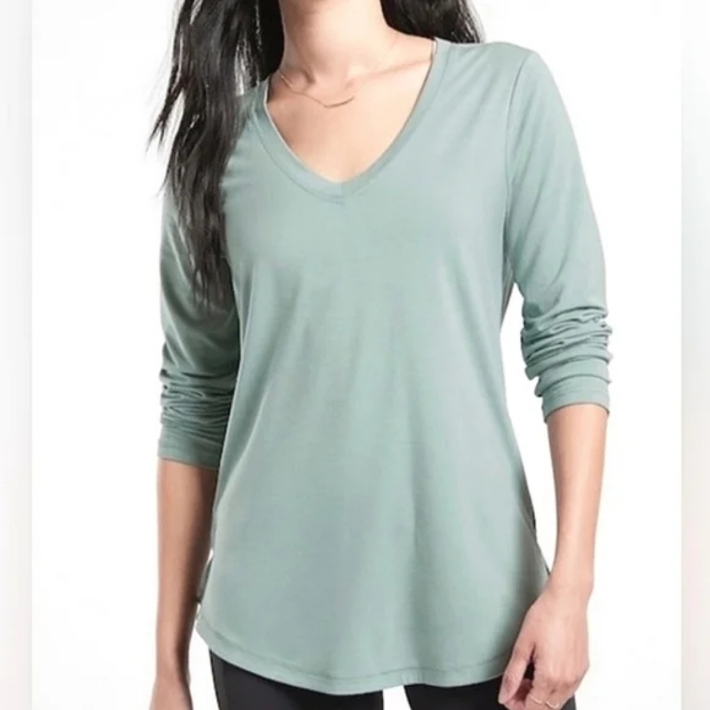 NWT! Athleta Essential V Neck Long Sleeve Top In Oxidized Green